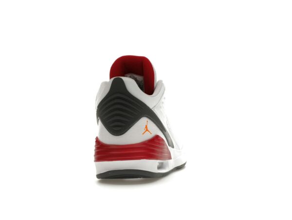 Zapatillas Jordan Max Aura 5 blancas y rojas cardenal DZ4353-160