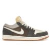 FD0399-004_01 S1 Jordan 1 Low SNKRS Day Korea Magpie (2023) – Blanco/Gris-Goma – FD0399-004