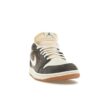FD0399-004_08 S1 Jordan 1 Low SNKRS Day Korea Magpie (2023) – Blanco/Gris-Goma – FD0399-004