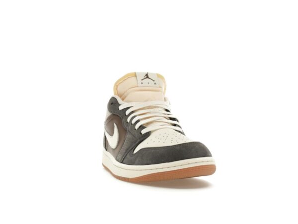 FD0399-004_08 S1 Jordan 1 Low SNKRS Day Korea Magpie (2023) – Blanco/Gris-Goma – FD0399-004