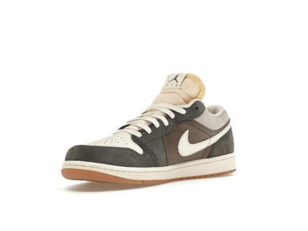 FD0399-004_15 S1 Jordan 1 Low SNKRS Day Korea Magpie (2023) – Blanco/Gris-Goma – FD0399-004