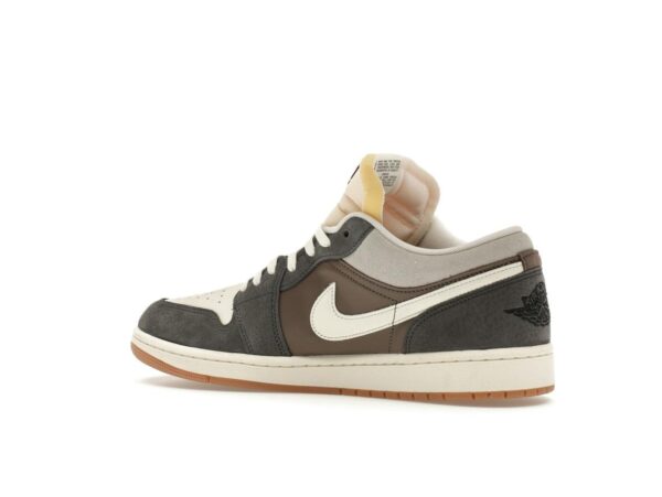 FD0399-004_22 S1 Jordan 1 Low SNKRS Day Korea Magpie (2023) – Blanco/Gris-Goma – FD0399-004