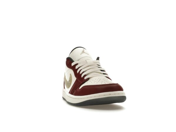 Jordan 1 Low Año del Dragón (2024) para mujer FJ5735-100