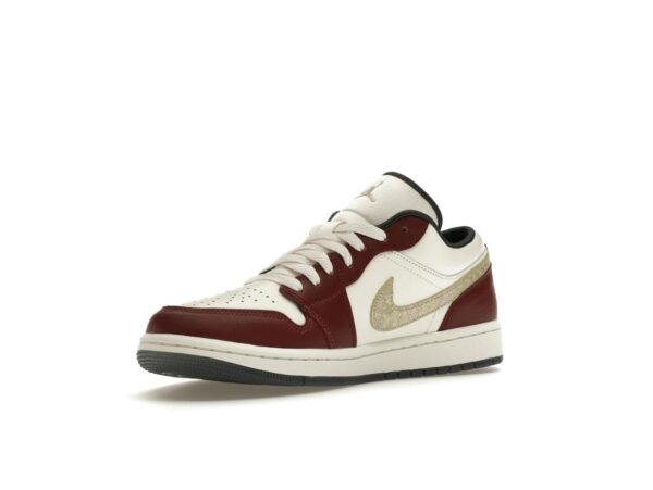 Jordan 1 Low Año del Dragón (2024) para mujer FJ5735-100