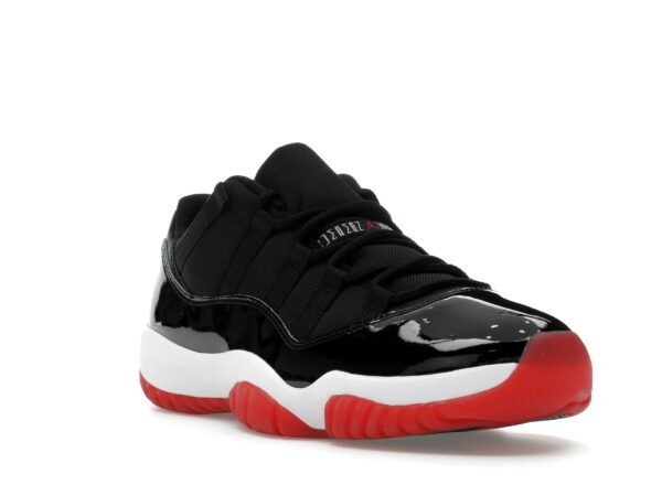 Air Jordan 11 Retro Low Bred (2025) – Negro/Rojo universitario – FV5104-006