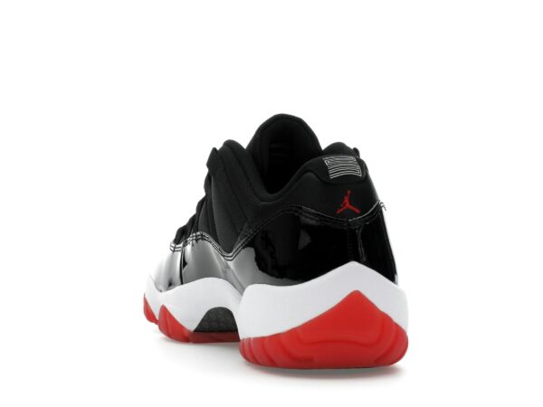 Air Jordan 11 Retro Low Bred (2025) – Negro/Rojo universitario – FV5104-006