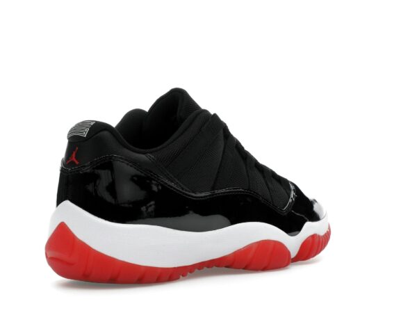 Air Jordan 11 Retro Low Bred (2025) – Negro/Rojo universitario – FV5104-006