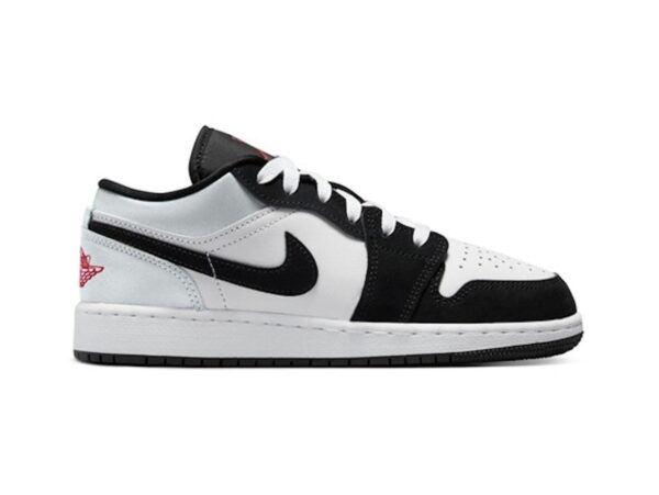 HF3188-106_1 S1 Air Jordan 1 Low SE Panda Toe (GS) Blanco/Negro/Rojo – HF3188-106