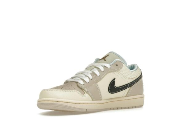 Jordan 1 Low SE Sanddrift Glacier Blue para mujer HQ3440-101