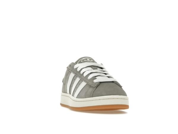 Zapatillas Adidas Campus 00s de ante gris y blanco HQ8707