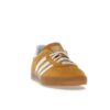 Zapatillas Adidas Gazelle Indoor para mujer, color blanco cáscara de naranja, HQ8716