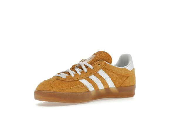 Zapatillas Adidas Gazelle Indoor para mujer, color blanco cáscara de naranja, HQ8716