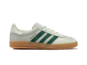 Zapatillas Adidas Gazelle Indoor Emmi en blanco roto y verde oscuro