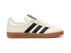 Zapatillas Adidas Gazelle Indoor Dorophy Tang en blanco crema/negro/arena IG3677