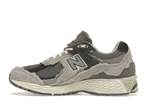 Zapatillas New Balance 2002R Protection Pack Rain Cloud M2002RDA de ante y malla gris