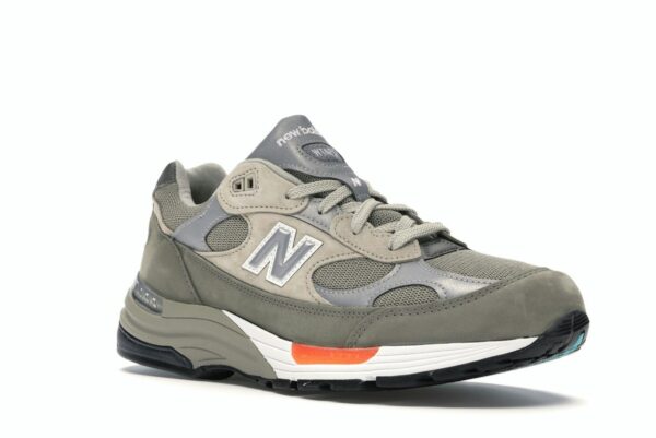 Photo by Sixfootoak Studio Zapatillas New Balance 992 WTAPS M992WT de nobuk y ante en gris