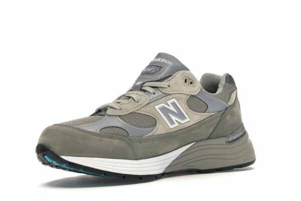 Photo by Sixfootoak Studio Zapatillas New Balance 992 WTAPS M992WT de nobuk y ante en gris