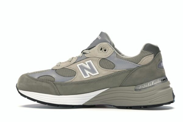 Photo by Sixfootoak Studio Zapatillas New Balance 992 WTAPS M992WT de nobuk y ante en gris