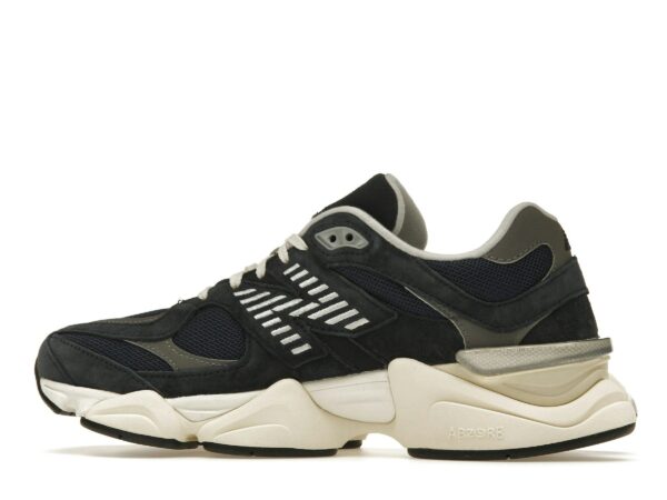 Photo by Sixfootoak Studio Zapatillas New Balance 9060 azul marino y blanco – U9060ECB